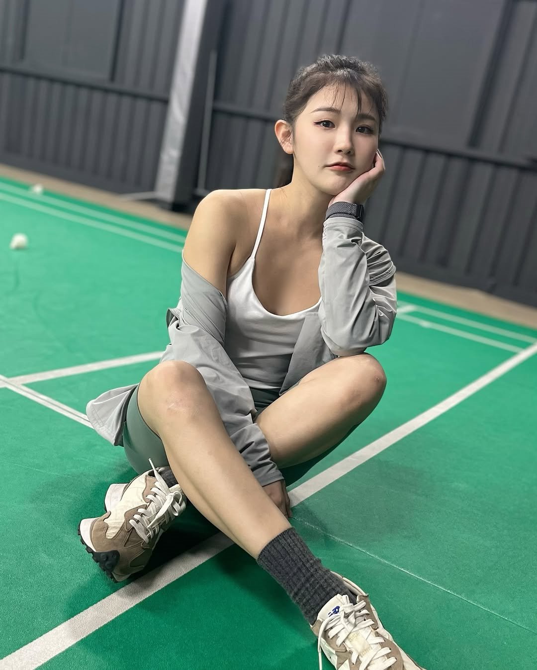 【正妹】花惹发吊带配瑜伽裤打羽毛球，安静下来只为看她浅浅一笑！
