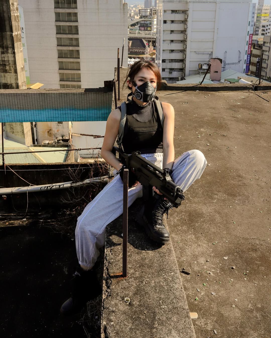 【正妹】花惹发武装女抢手装扮，搭配具有时尚感的小配件！