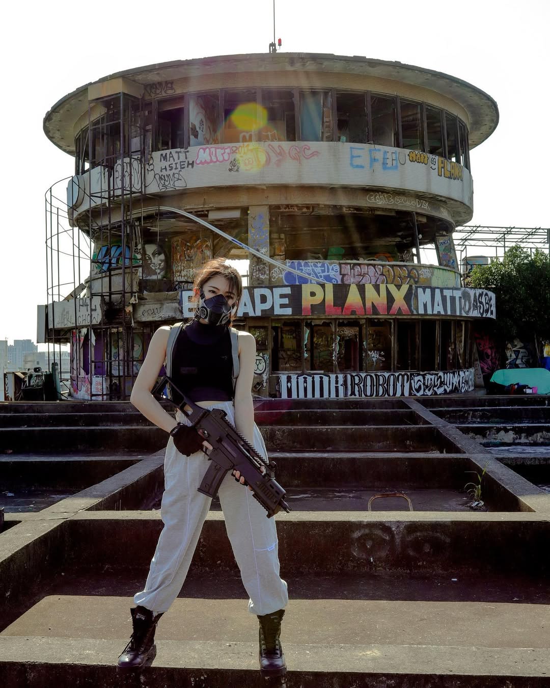 【正妹】花惹发武装女抢手装扮，搭配具有时尚感的小配件！