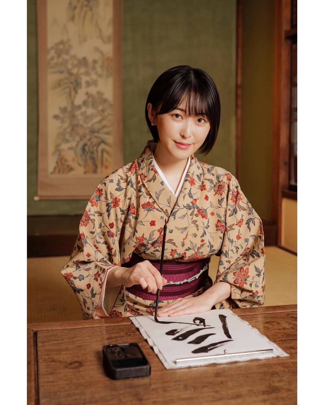 【正妹】おしの沙羅书法家美女，她在镜头前常带着甜美的笑容！