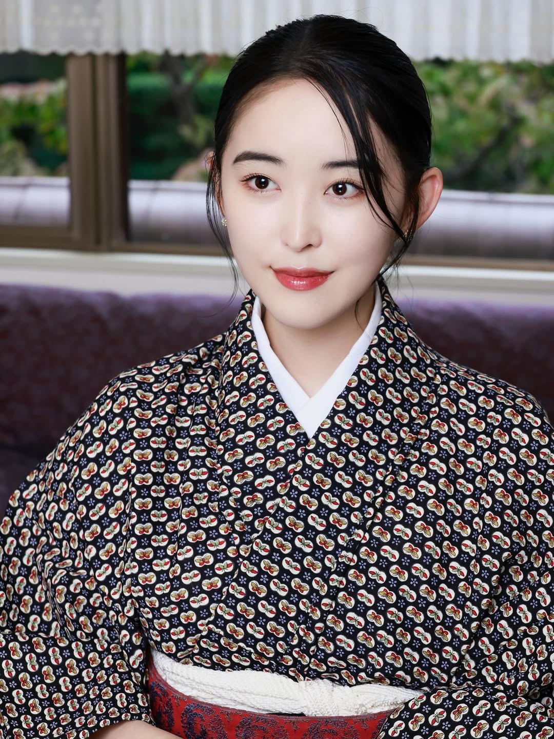 【正妹】おしの沙羅书法家美女，她在镜头前常带着甜美的笑容！