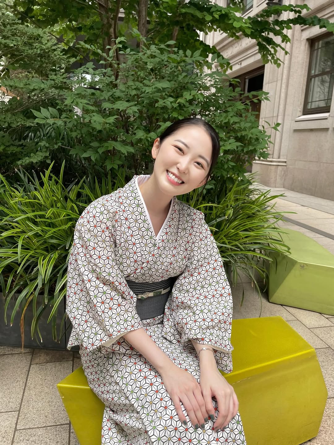 【正妹】おしの沙羅书法家美女，她在镜头前常带着甜美的笑容！