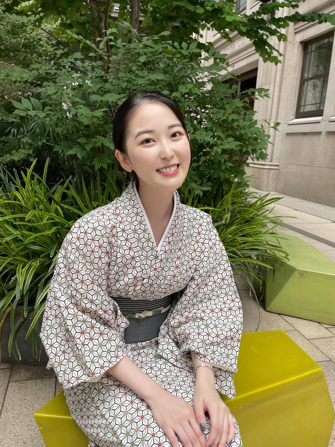 【正妹】おしの沙羅书法家美女，她在镜头前常带着甜美的笑容！