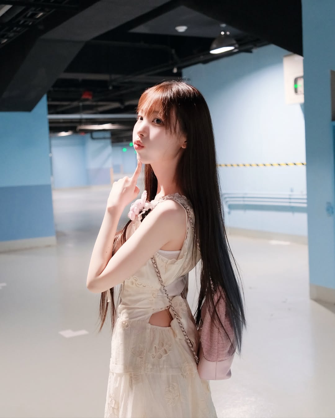 【正妹】赵兔兔喵甜美主播街拍，捕捉住心底最柔软的部分！