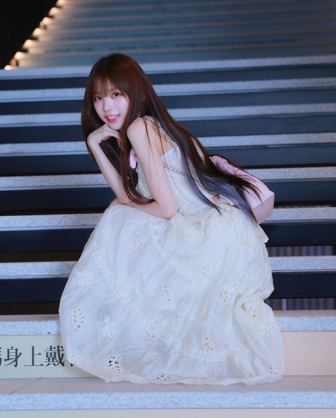 【正妹】赵兔兔喵甜美主播街拍，捕捉住心底最柔软的部分！