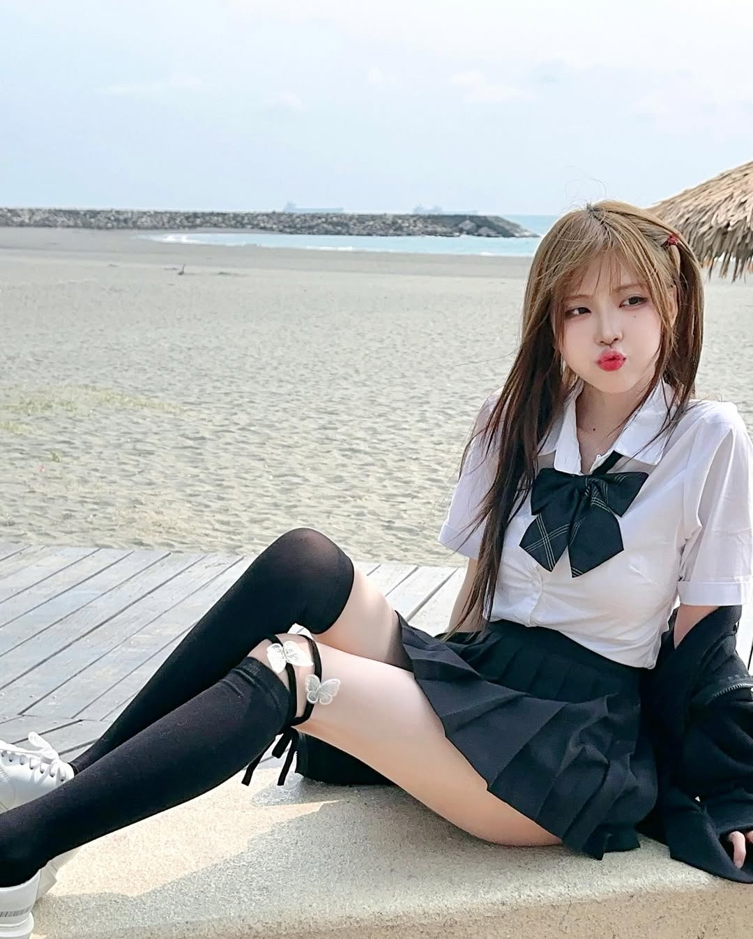 【正妹】赵兔兔喵沙滩上JK制服美照，抓住了无数人的目光！