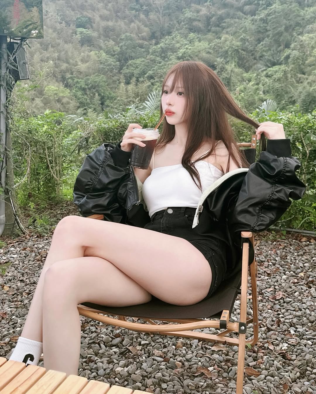 【正妹】赵兔兔喵户外马场美照，定义自己对美的期待与追求！