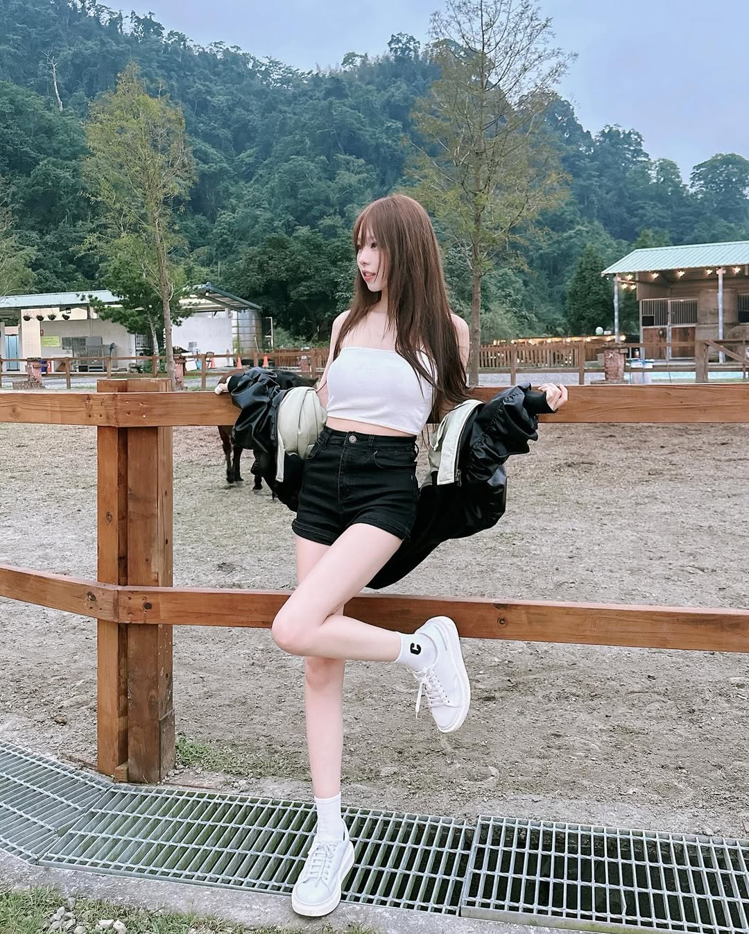 【正妹】赵兔兔喵户外马场美照，定义自己对美的期待与追求！