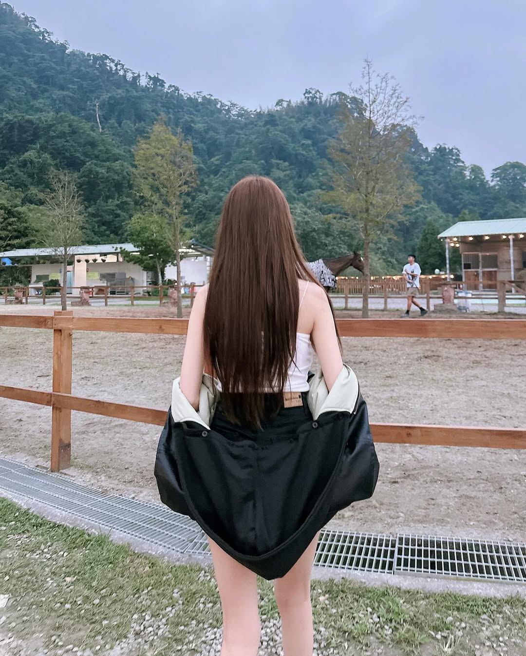 【正妹】赵兔兔喵户外马场美照，定义自己对美的期待与追求！