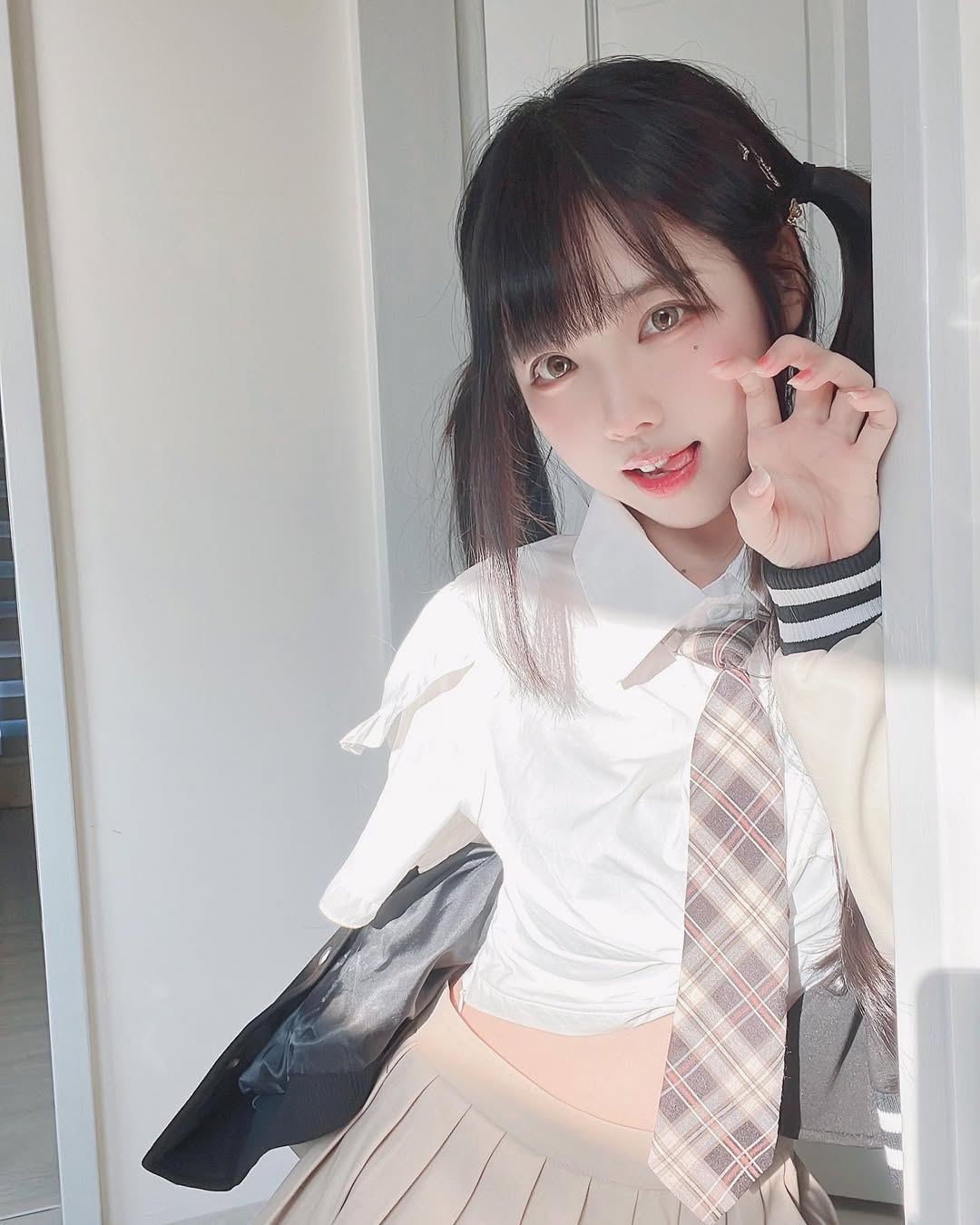 【正妹】赵兔兔喵主播黑丝JK制服，欢安静的小众生活者！