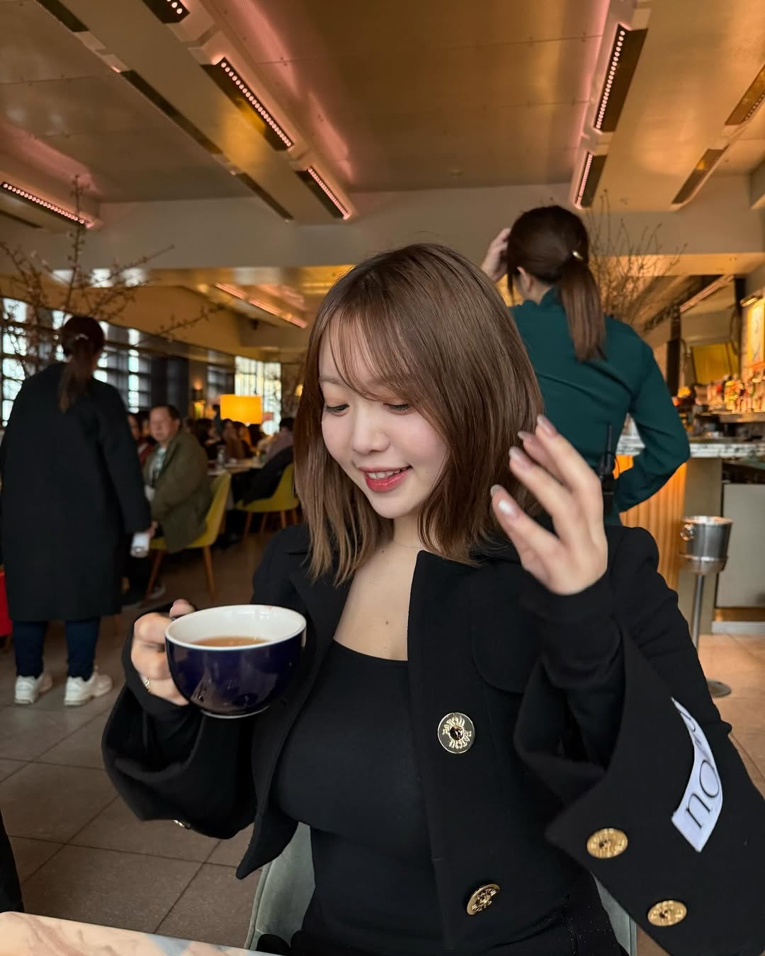 【正妹】まりちゃん网红的咖啡时光，暖心笑容与活力并存！