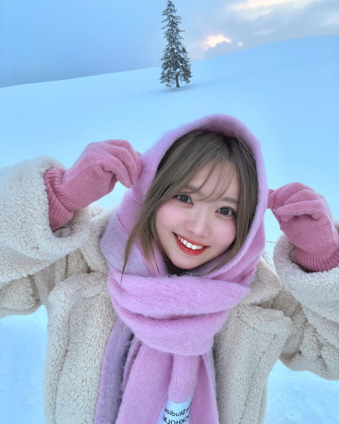 【正妹】まりちゃん冬天雪景火车站，她的笑容像是一盏温柔的灯！