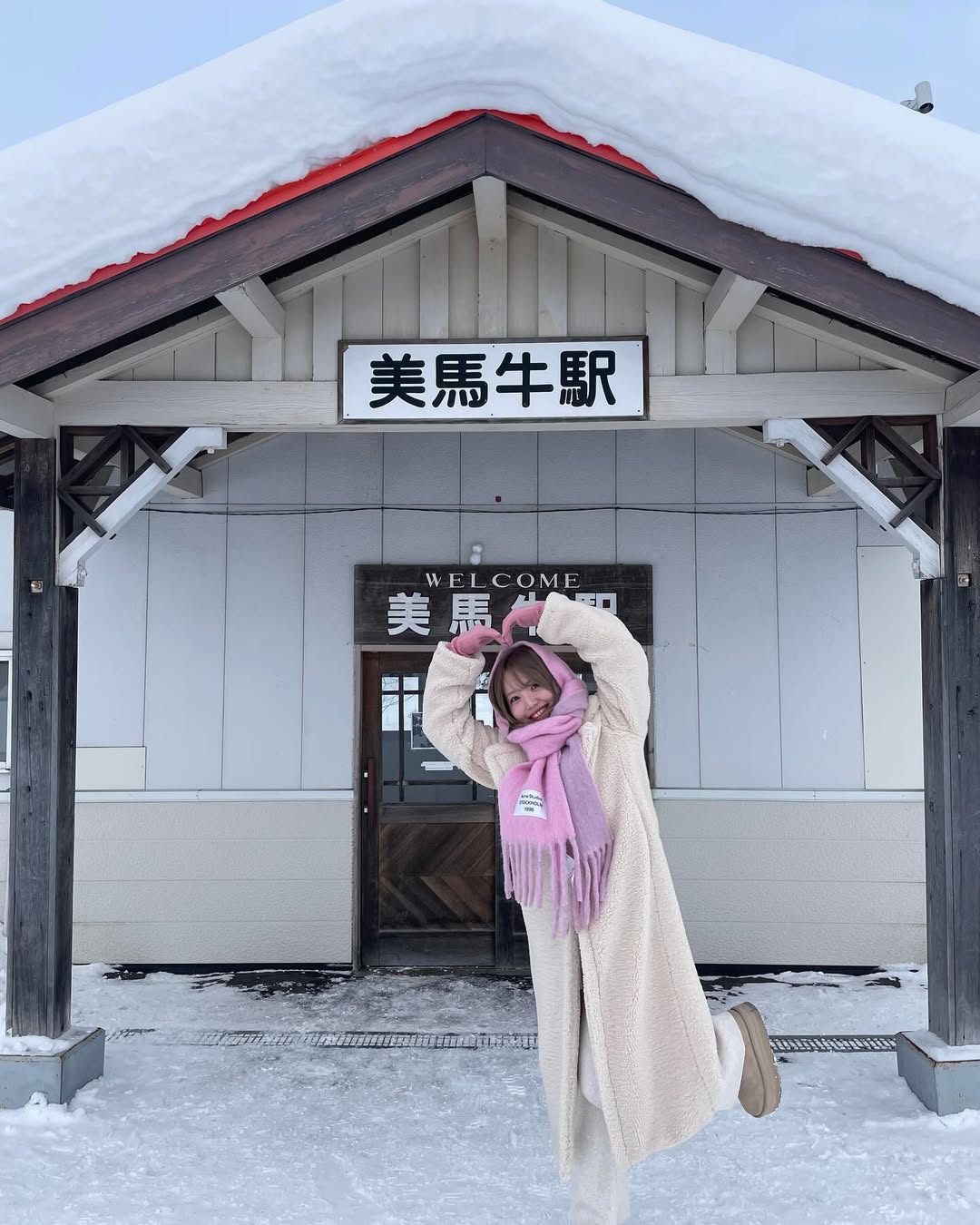 【正妹】まりちゃん冬天雪景火车站，她的笑容像是一盏温柔的灯！