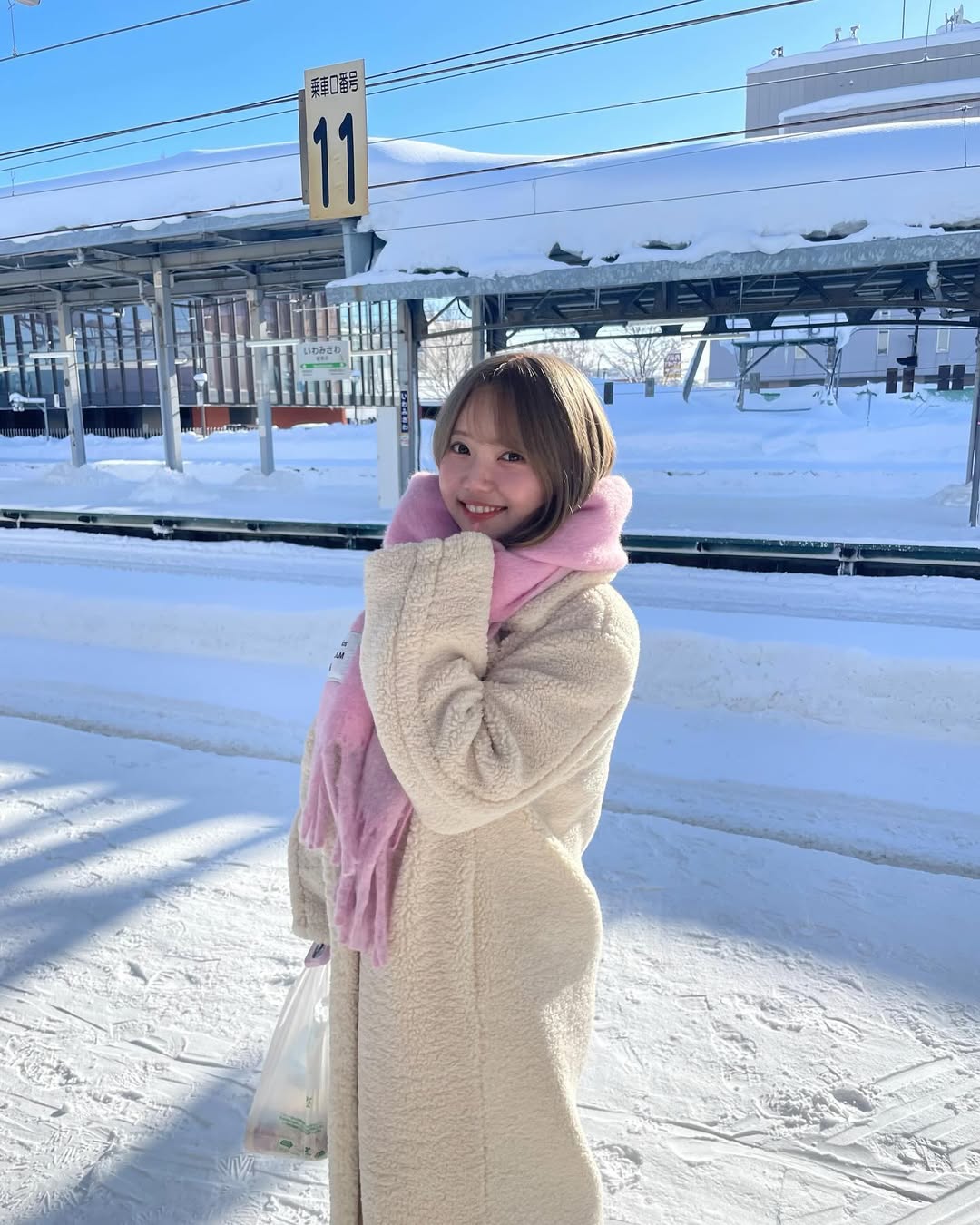 【正妹】まりちゃん冬天雪景火车站，她的笑容像是一盏温柔的灯！