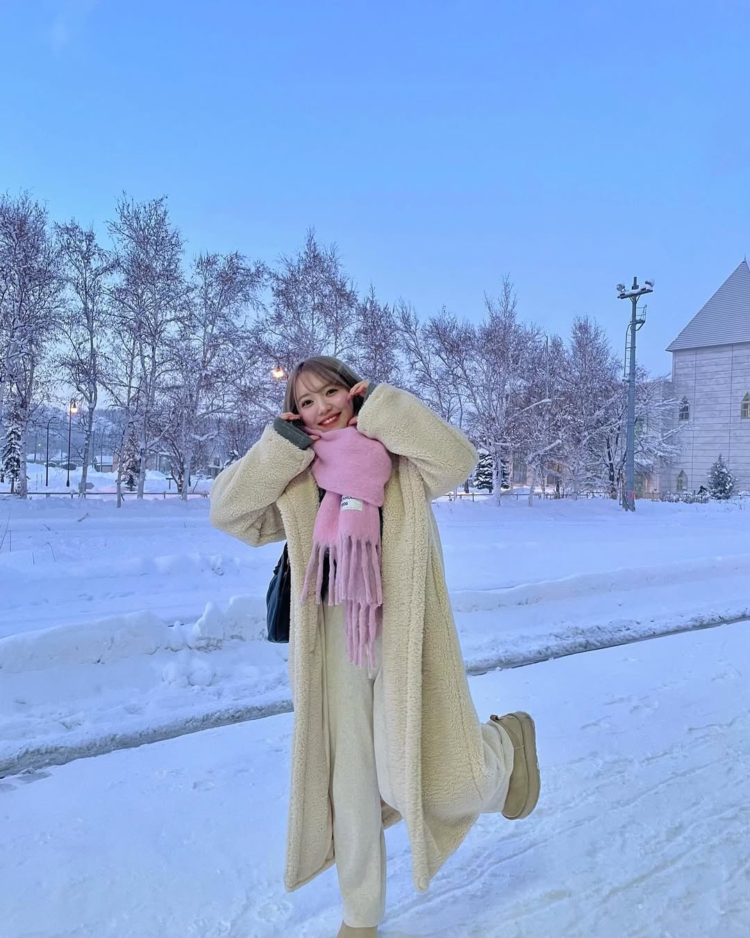 【正妹】まりちゃん冬天雪景火车站，她的笑容像是一盏温柔的灯！