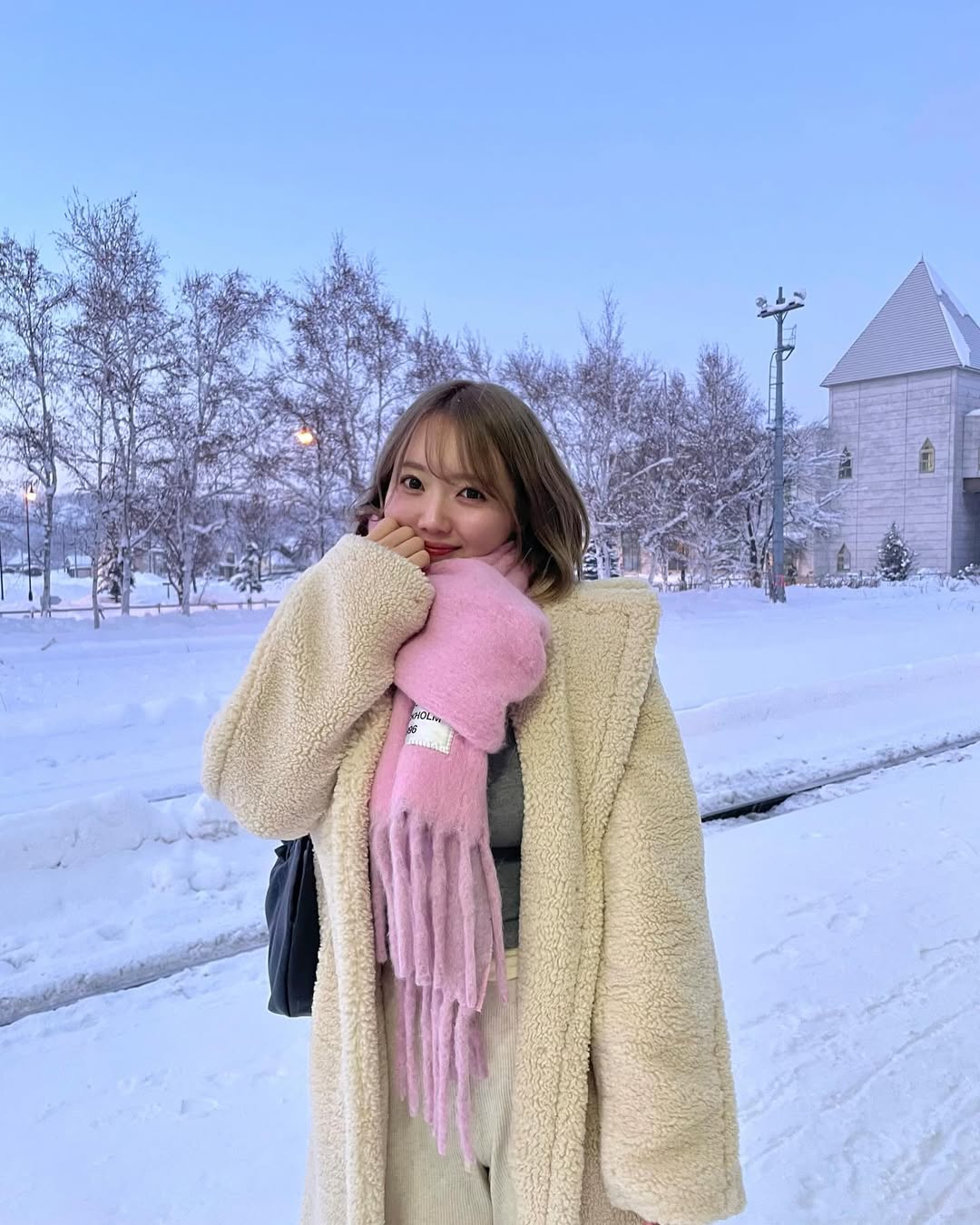 【正妹】まりちゃん冬天雪景火车站，她的笑容像是一盏温柔的灯！