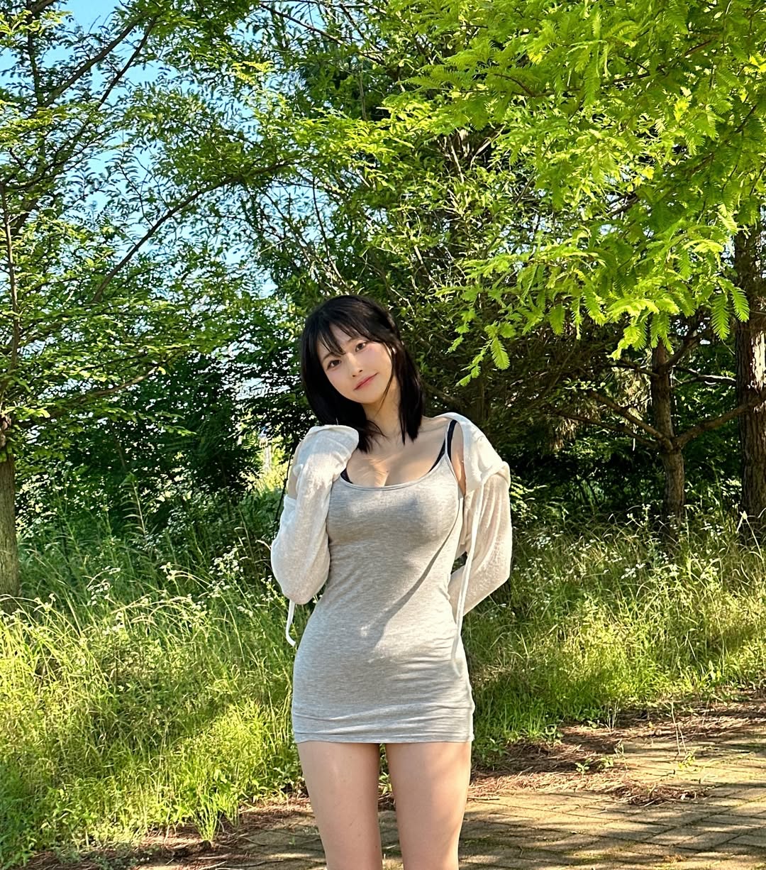 【正妹】韩国Irene吊带连衣裙山景美照，衬托大长腿的肤色和气质！