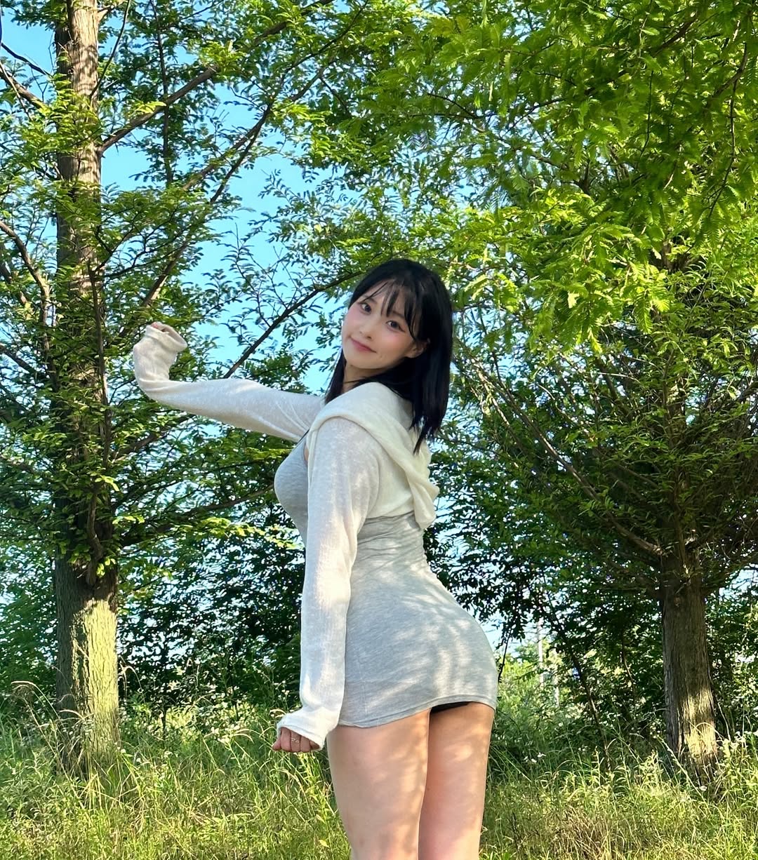 【正妹】韩国Irene吊带连衣裙山景美照，衬托大长腿的肤色和气质！