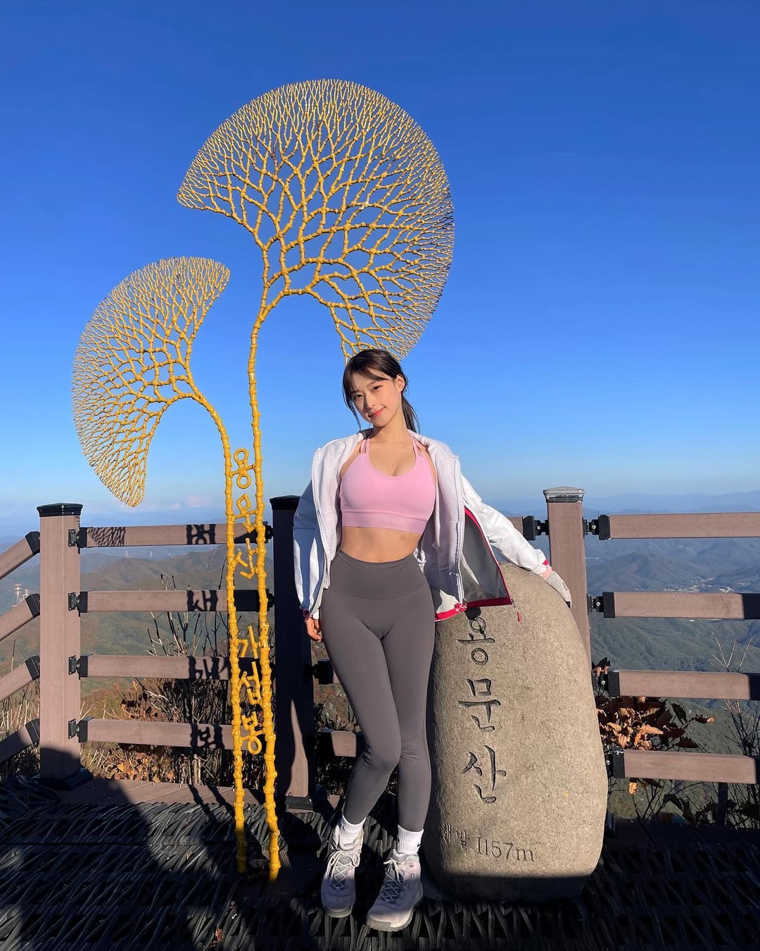【正妹】Irene瑜伽裤登山美照，既吸引目光又不过分张扬！