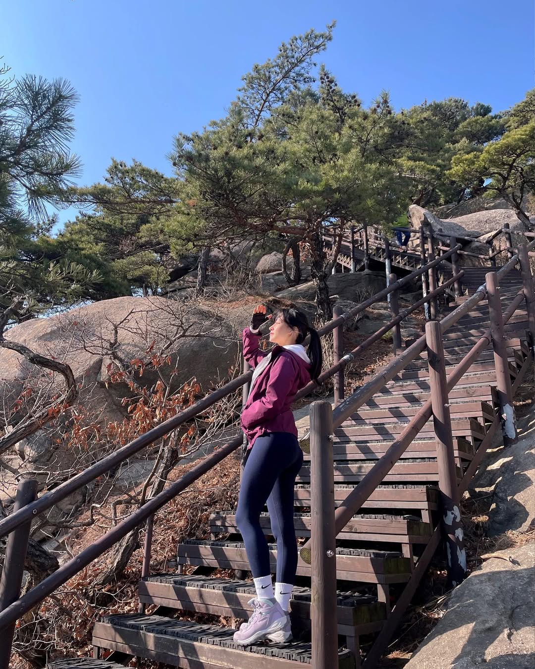 【正妹】Irene瑜伽裤登山超美，户外美景传递出自然之美！