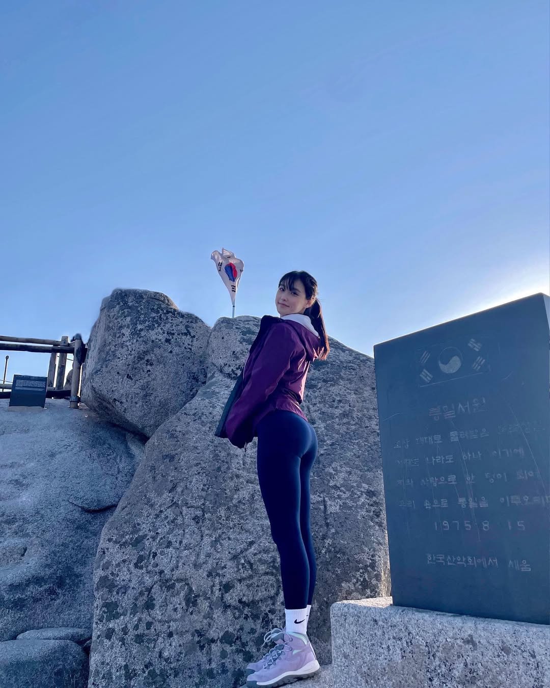 【正妹】Irene瑜伽裤登山超美，户外美景传递出自然之美！