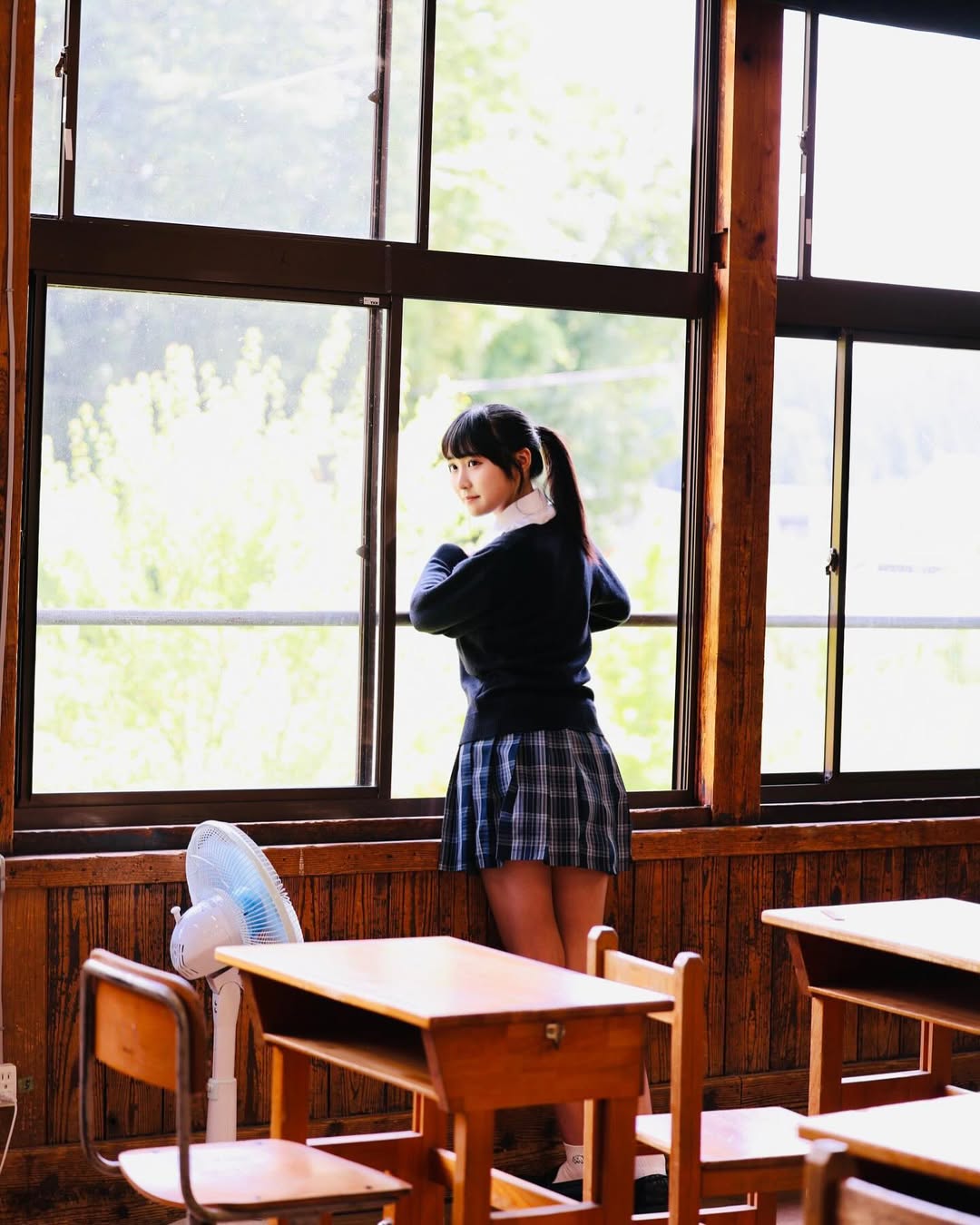 【正妹】本多もかJK制服课堂美照，带你感受本多もか的独特魅力！