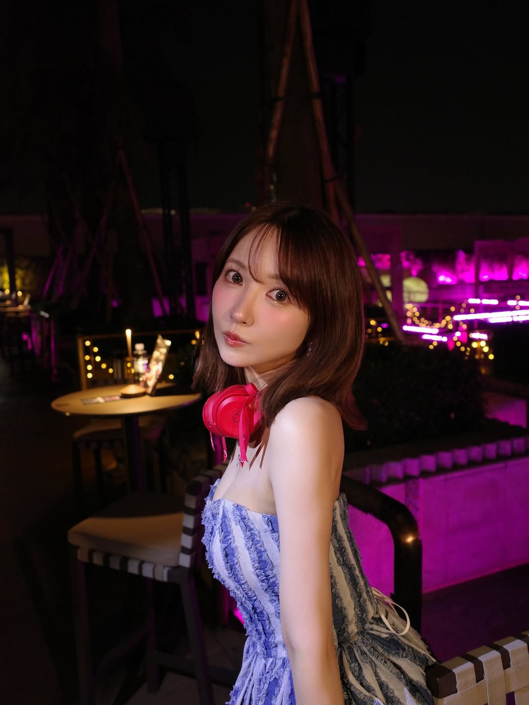 【正妹】三上悠亚酒吧女DJ，逆光营造出梦幻的暧昧感！