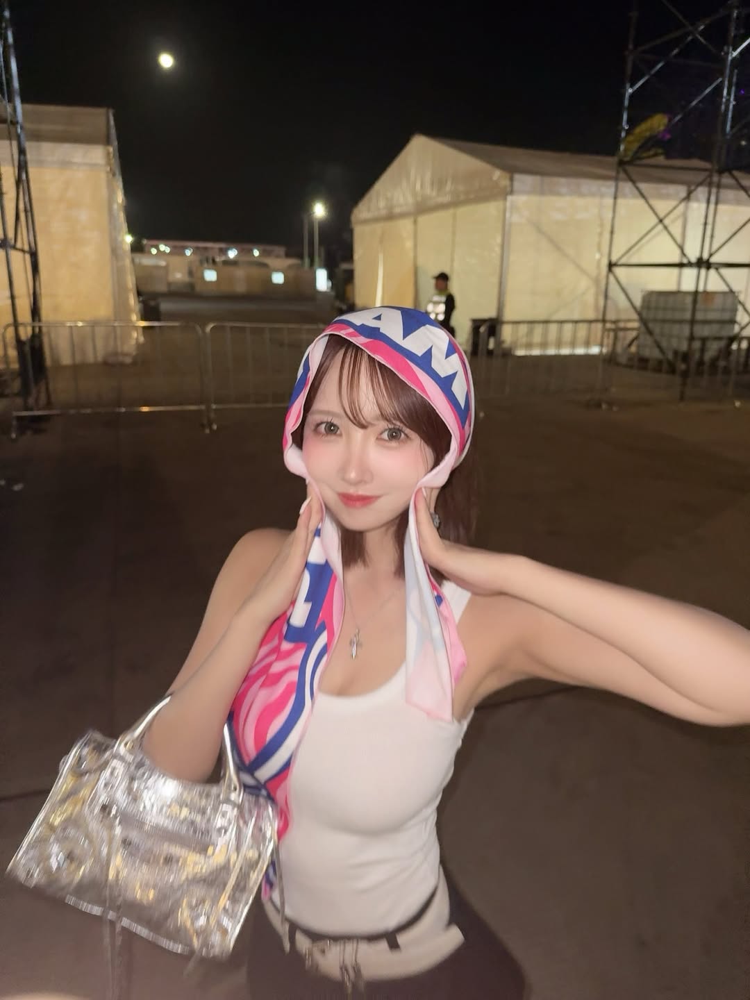 【正妹】三上悠亚酒吧女DJ，逆光营造出梦幻的暧昧感！