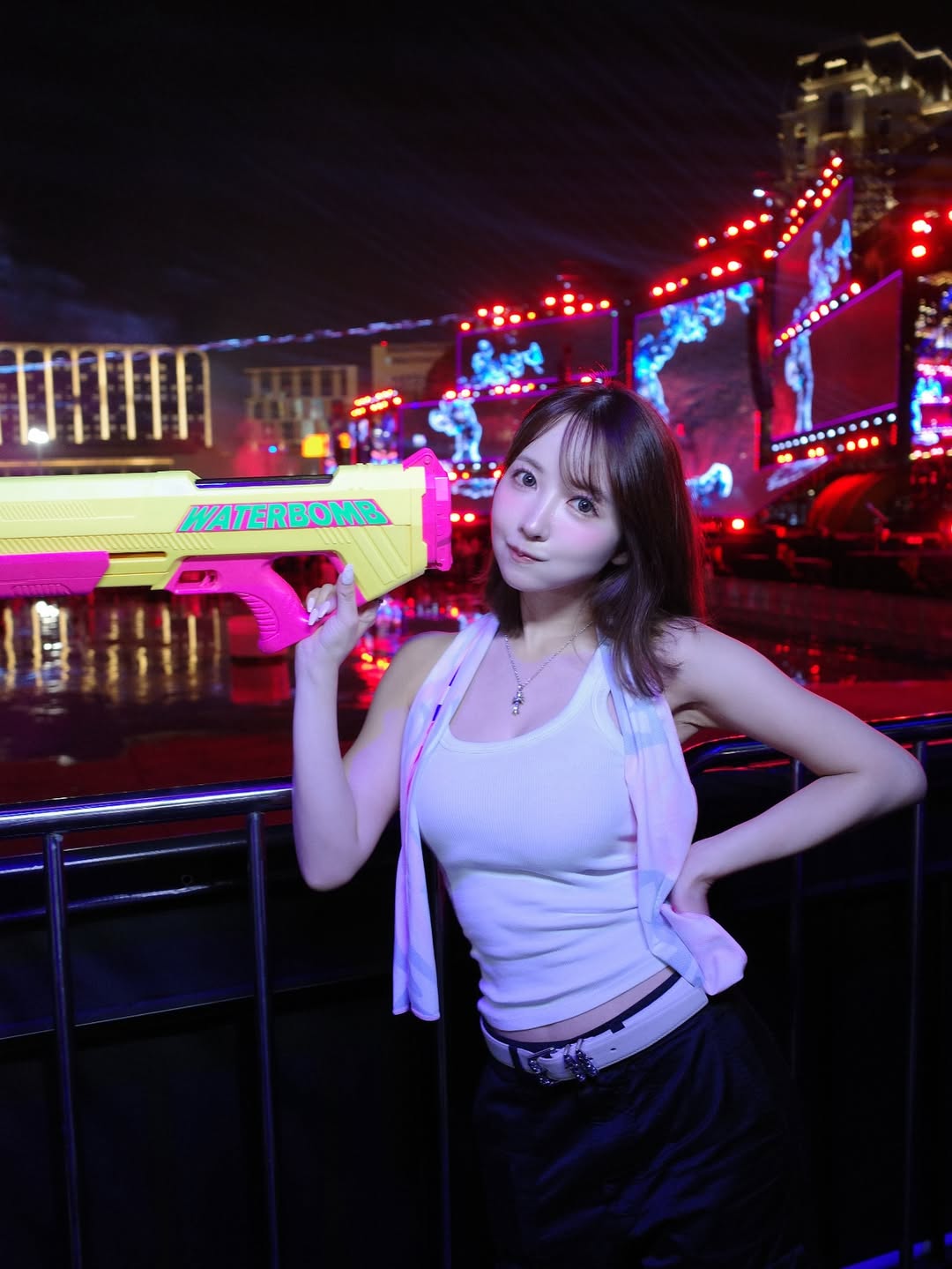 【正妹】三上悠亚酒吧女DJ，逆光营造出梦幻的暧昧感！