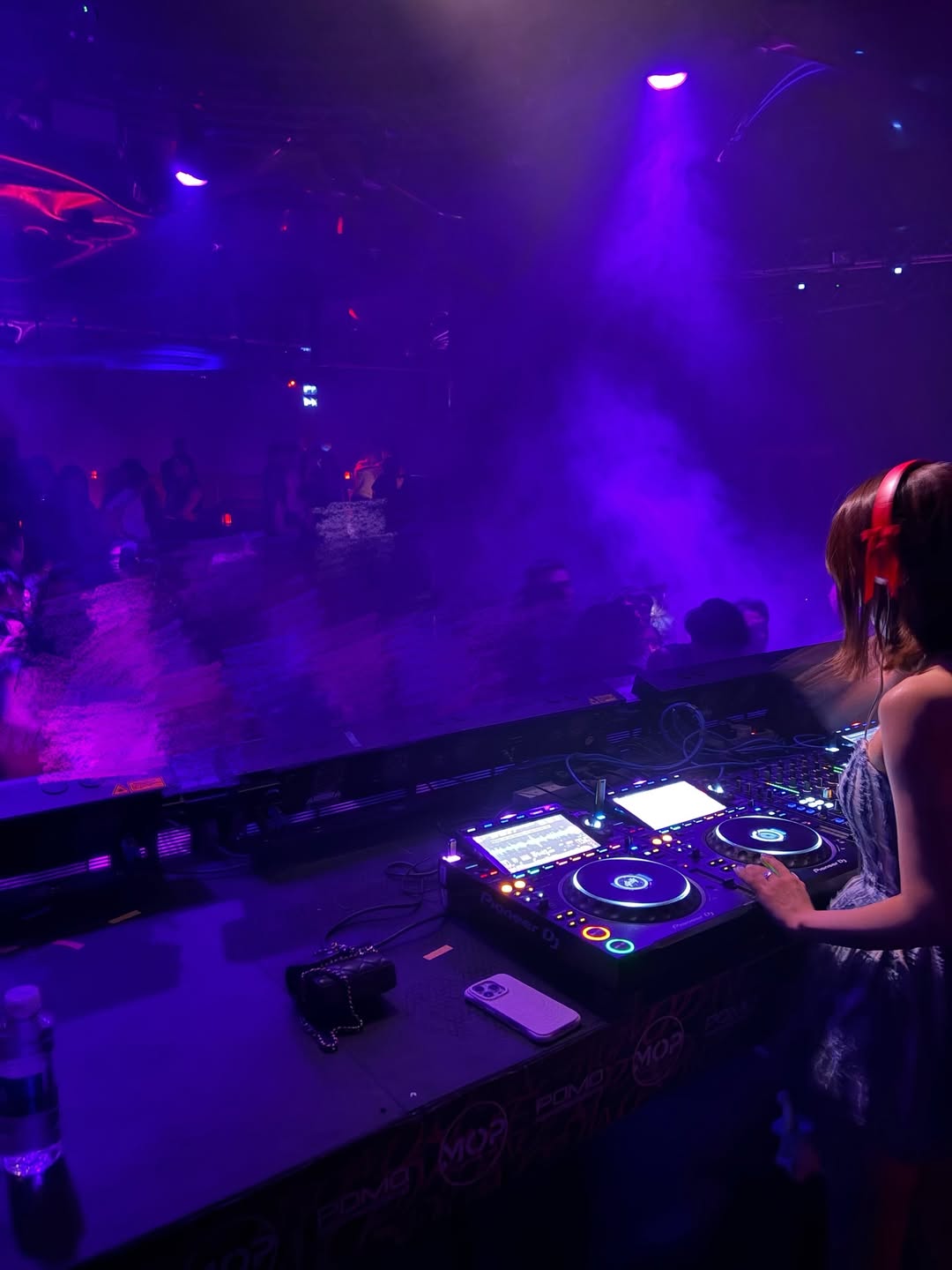 【正妹】三上悠亚酒吧女DJ，逆光营造出梦幻的暧昧感！