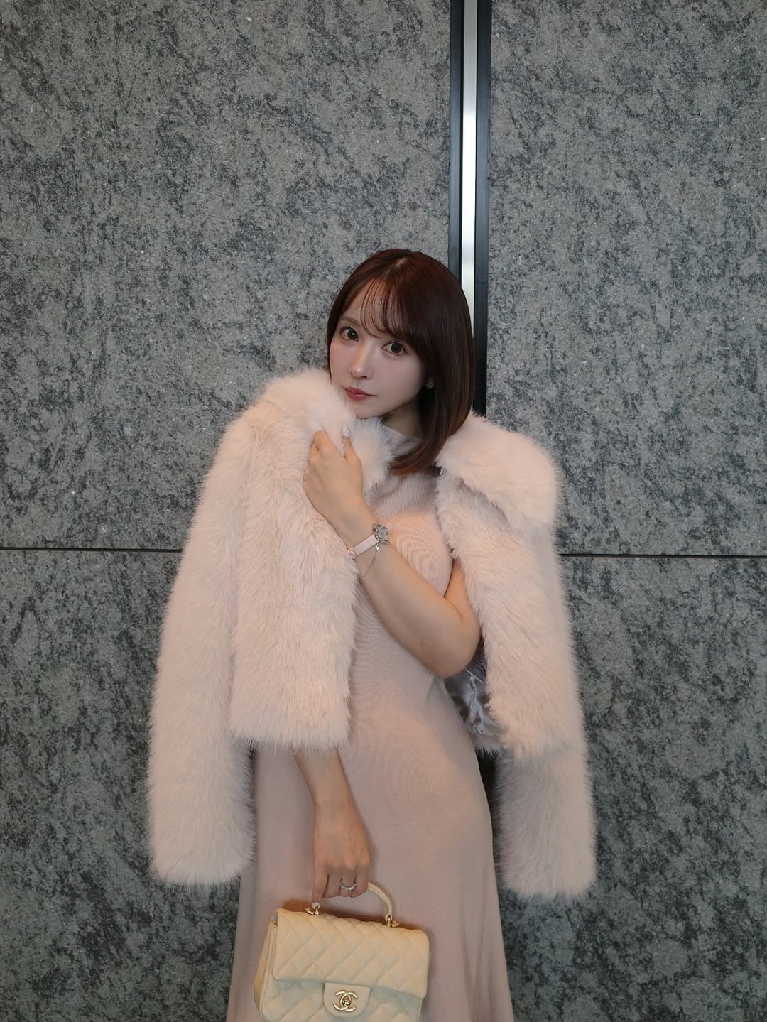 【正妹】三上悠亚针织洋装美照，都像被浪漫的滤镜温柔包裹！