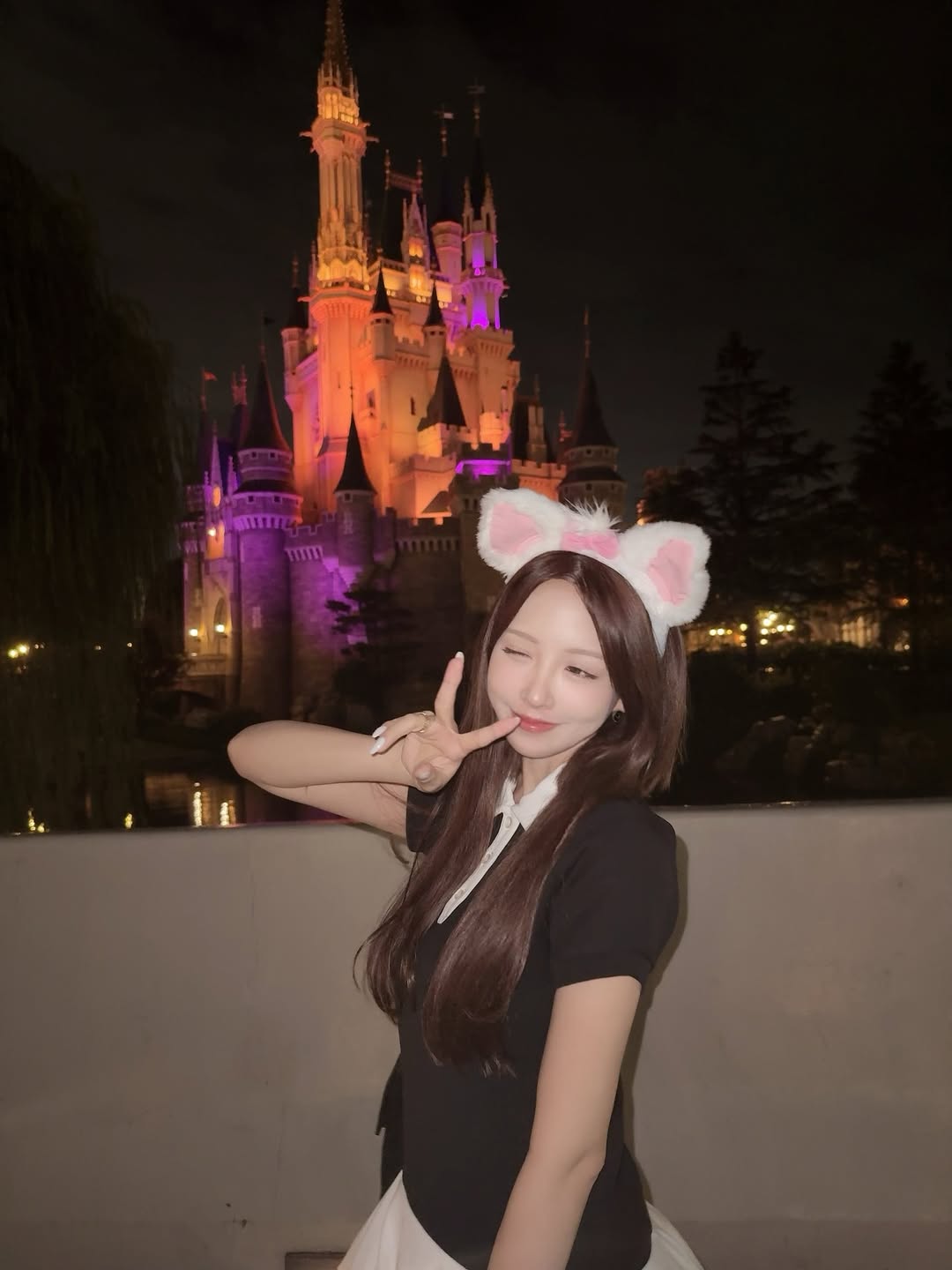 【正妹】三上悠亚雨天打卡迪士尼，别样的可爱与新鲜感！