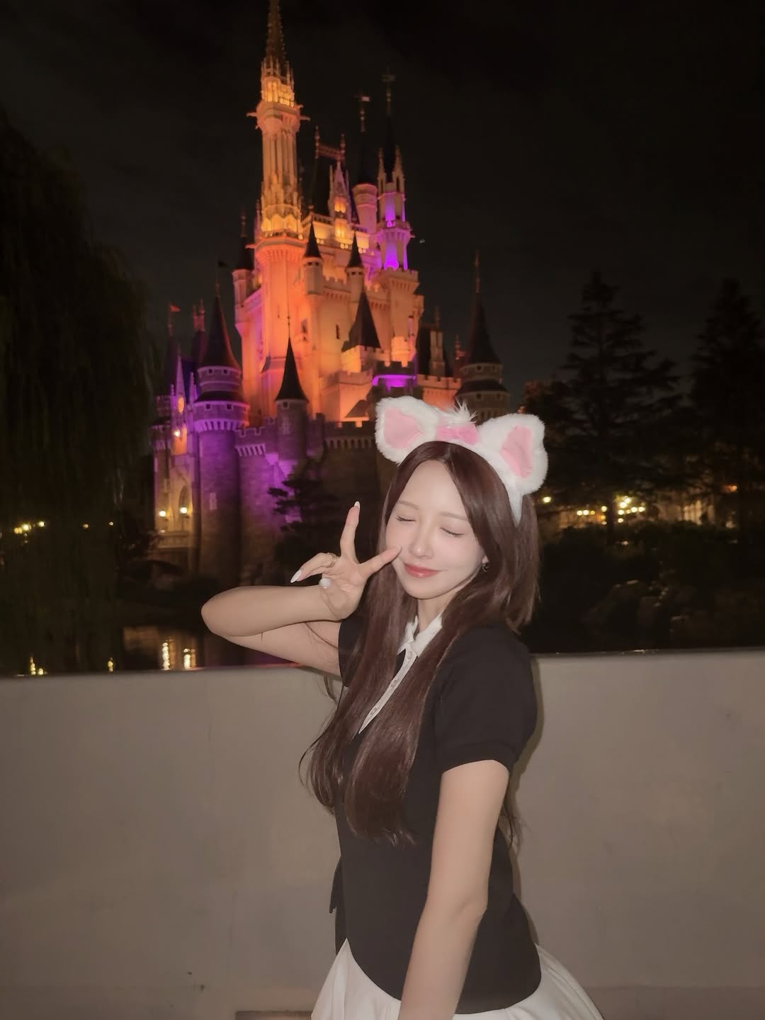 【正妹】三上悠亚雨天打卡迪士尼，别样的可爱与新鲜感！