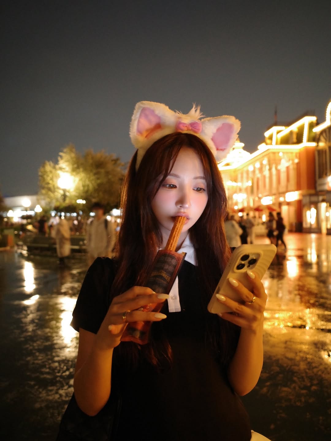 【正妹】三上悠亚雨天打卡迪士尼，别样的可爱与新鲜感！