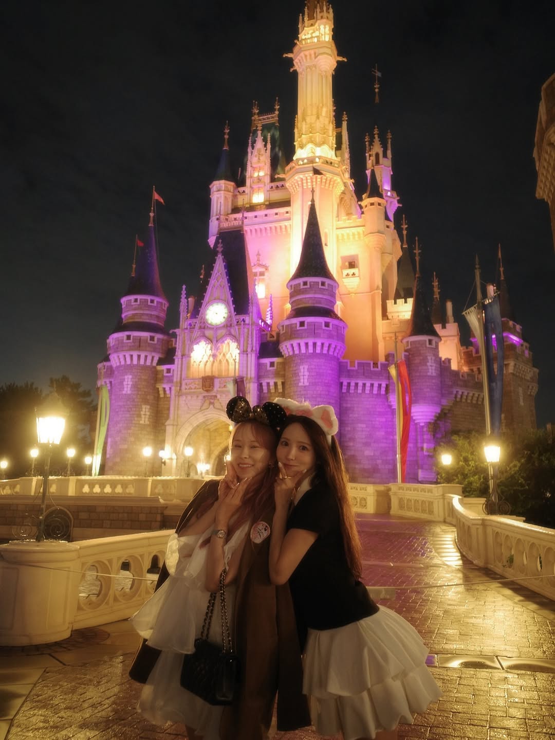 【正妹】三上悠亚雨天打卡迪士尼，别样的可爱与新鲜感！