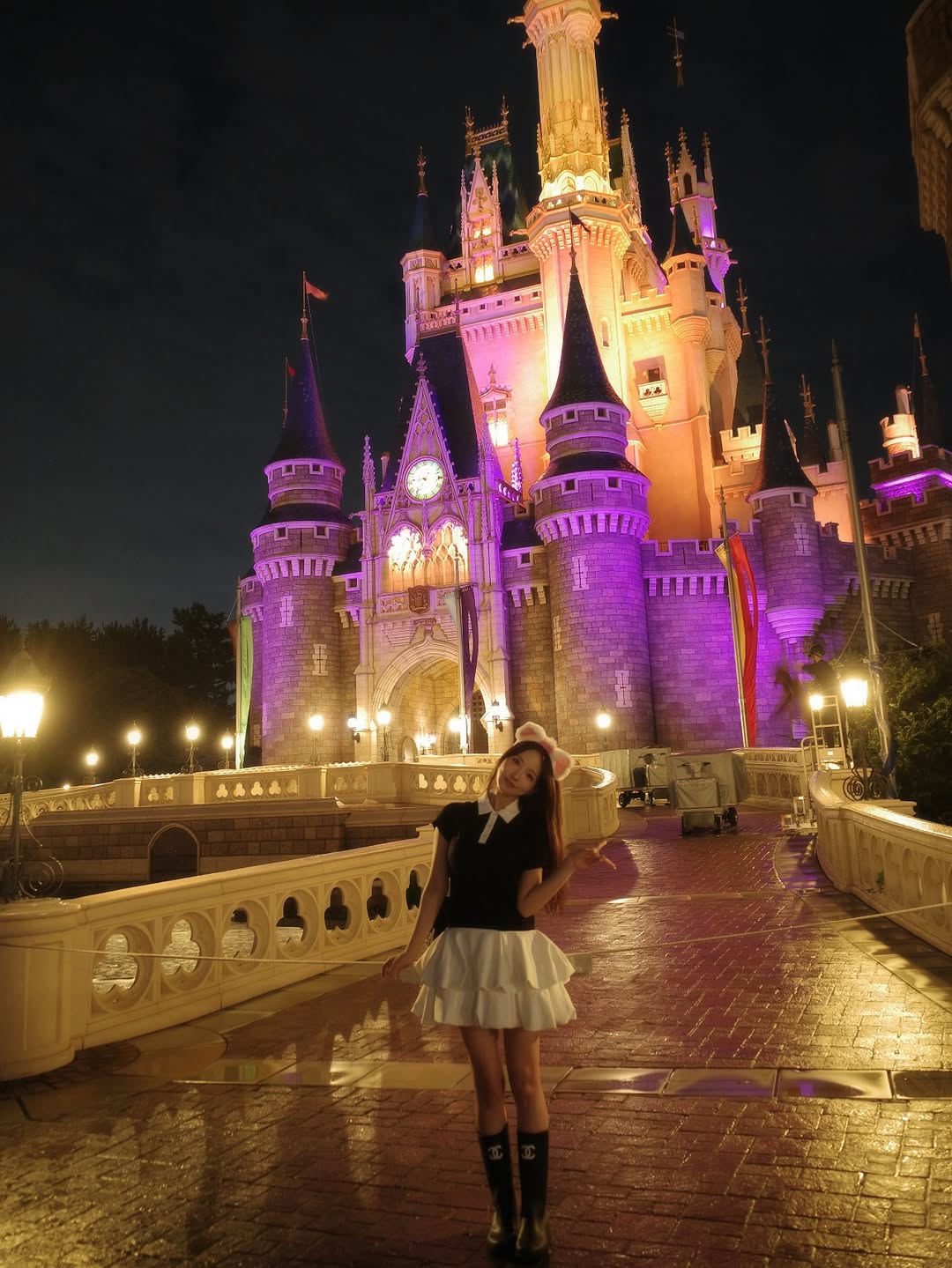 【正妹】三上悠亚雨天打卡迪士尼，别样的可爱与新鲜感！