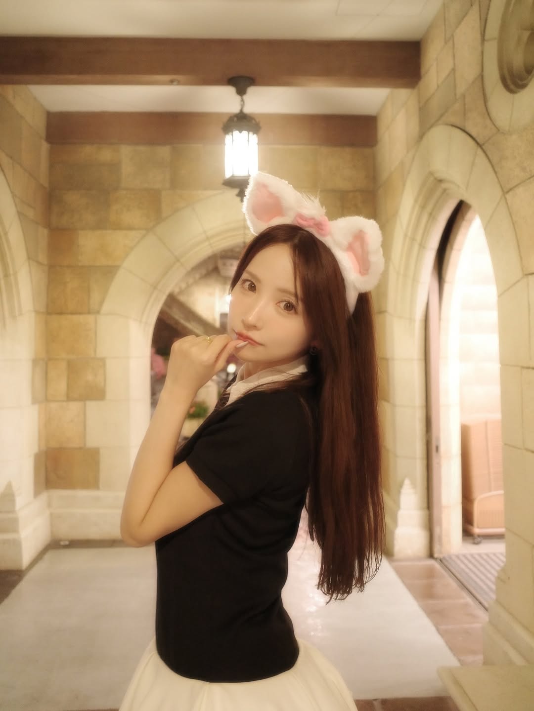 【正妹】三上悠亚雨天打卡迪士尼，别样的可爱与新鲜感！