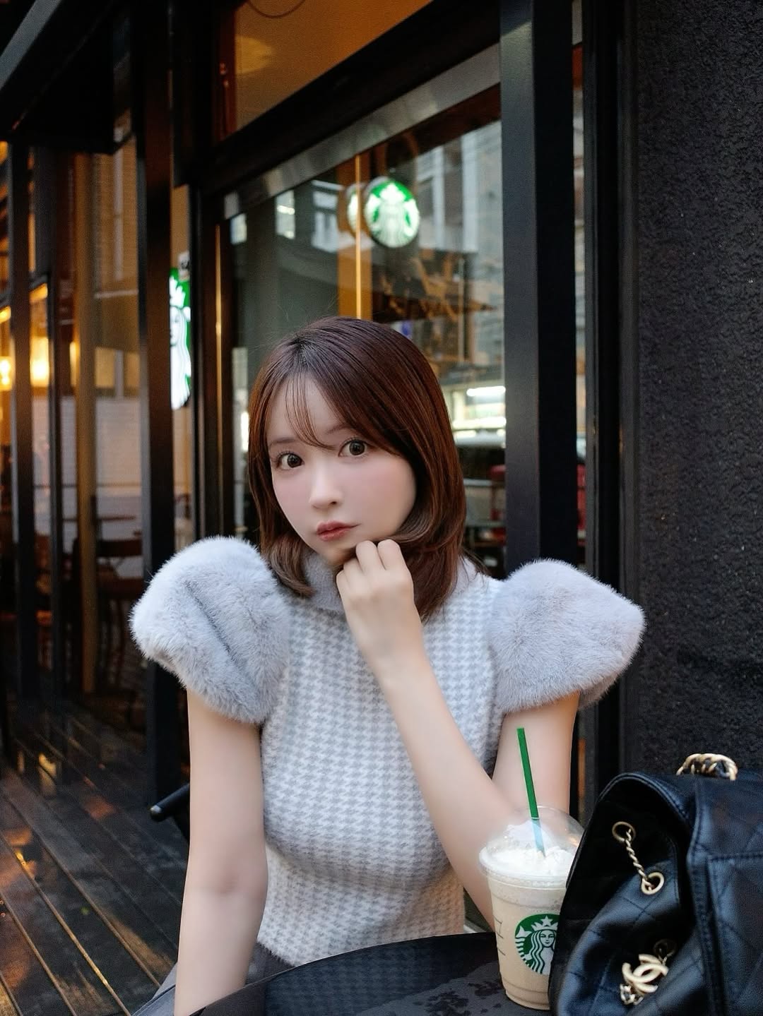 【正妹】三上悠亚星巴克喝咖啡美照，自信反而更能打动人心！