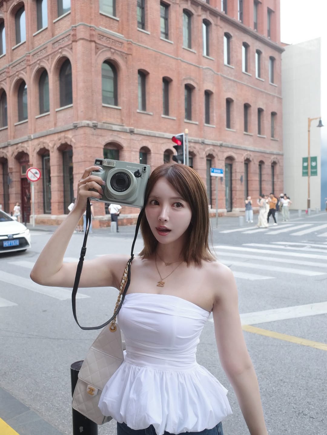 【正妹】三上悠亚拿相机街头摆拍美照，日常中寻找美好！