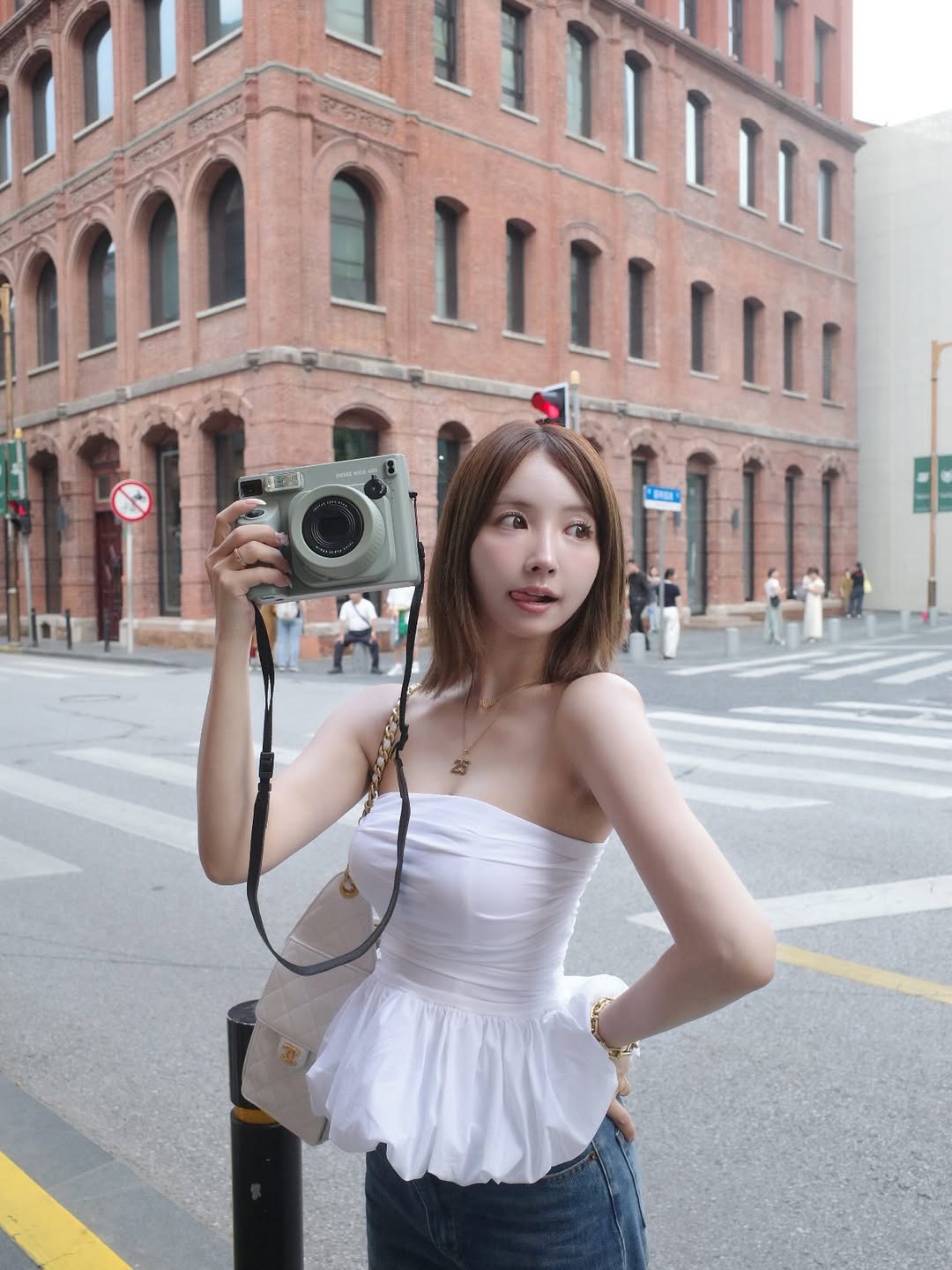 【正妹】三上悠亚拿相机街头摆拍美照，日常中寻找美好！