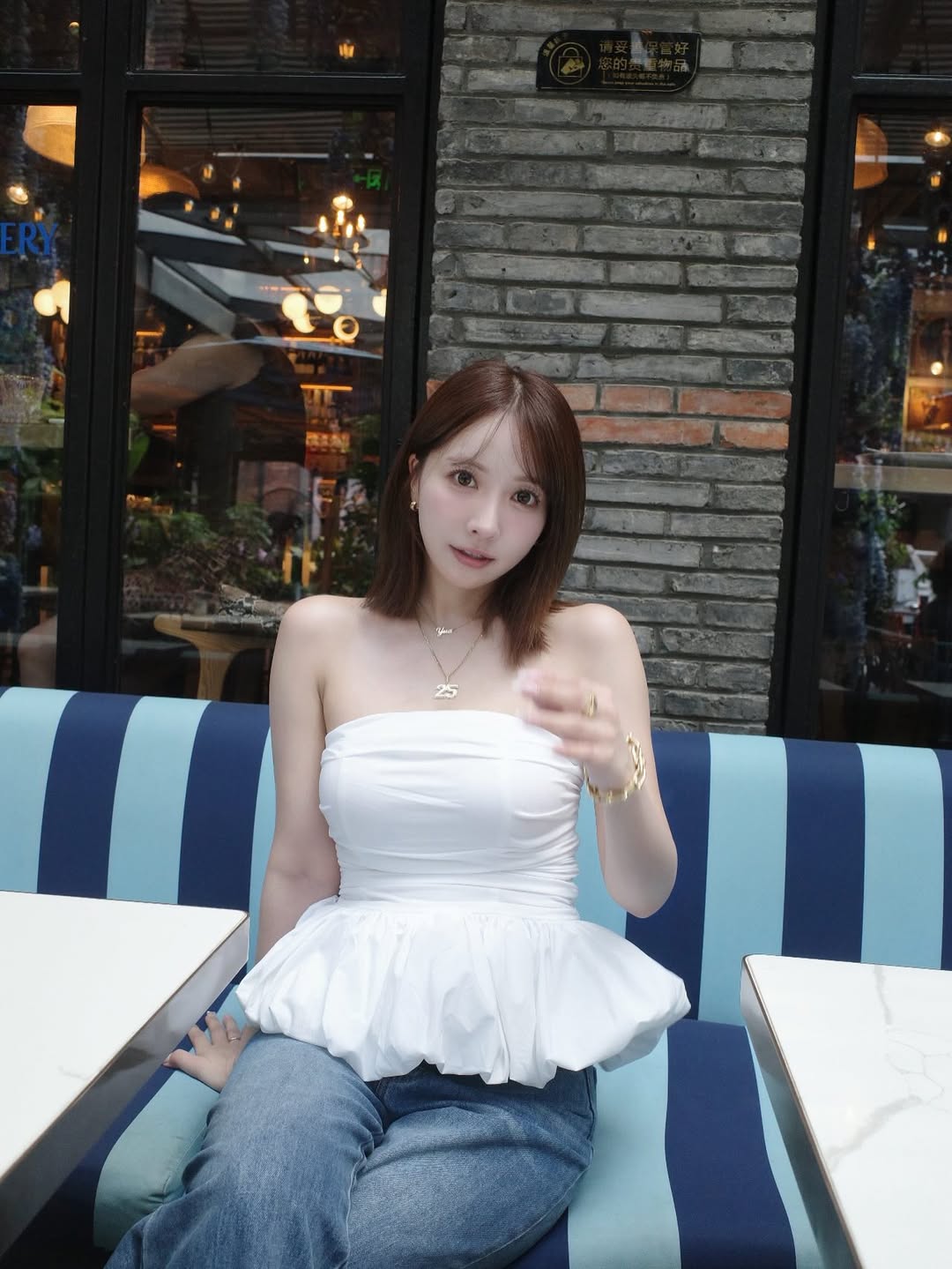 【正妹】三上悠亚拿相机街头摆拍美照，日常中寻找美好！