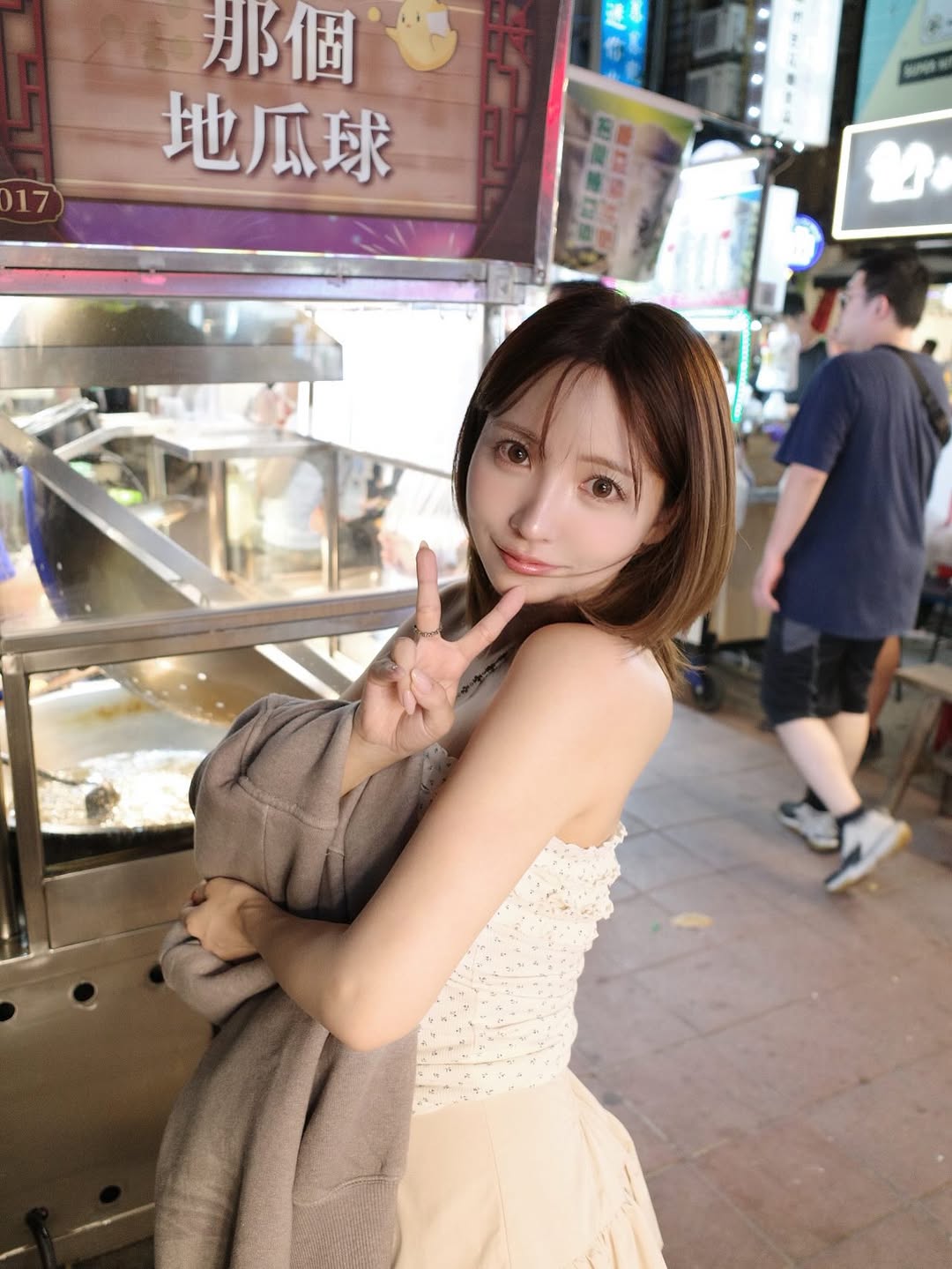 【正妹】三上悠亚夜市美食博主，分享的日常美食瞬间！