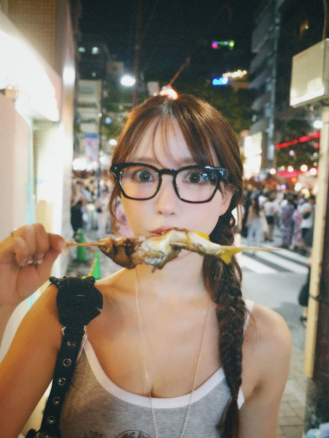 【正妹】三上悠亚夜市分享美食，不只简单的“吃播”或食物展示！