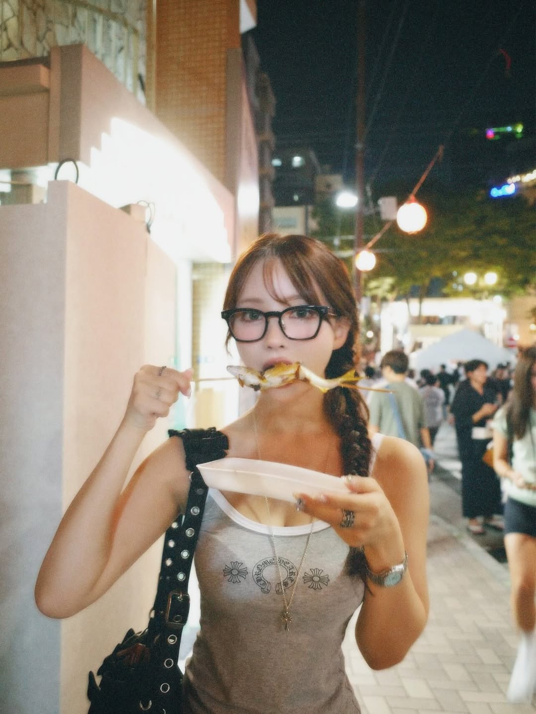 【正妹】三上悠亚夜市分享美食，不只简单的“吃播”或食物展示！