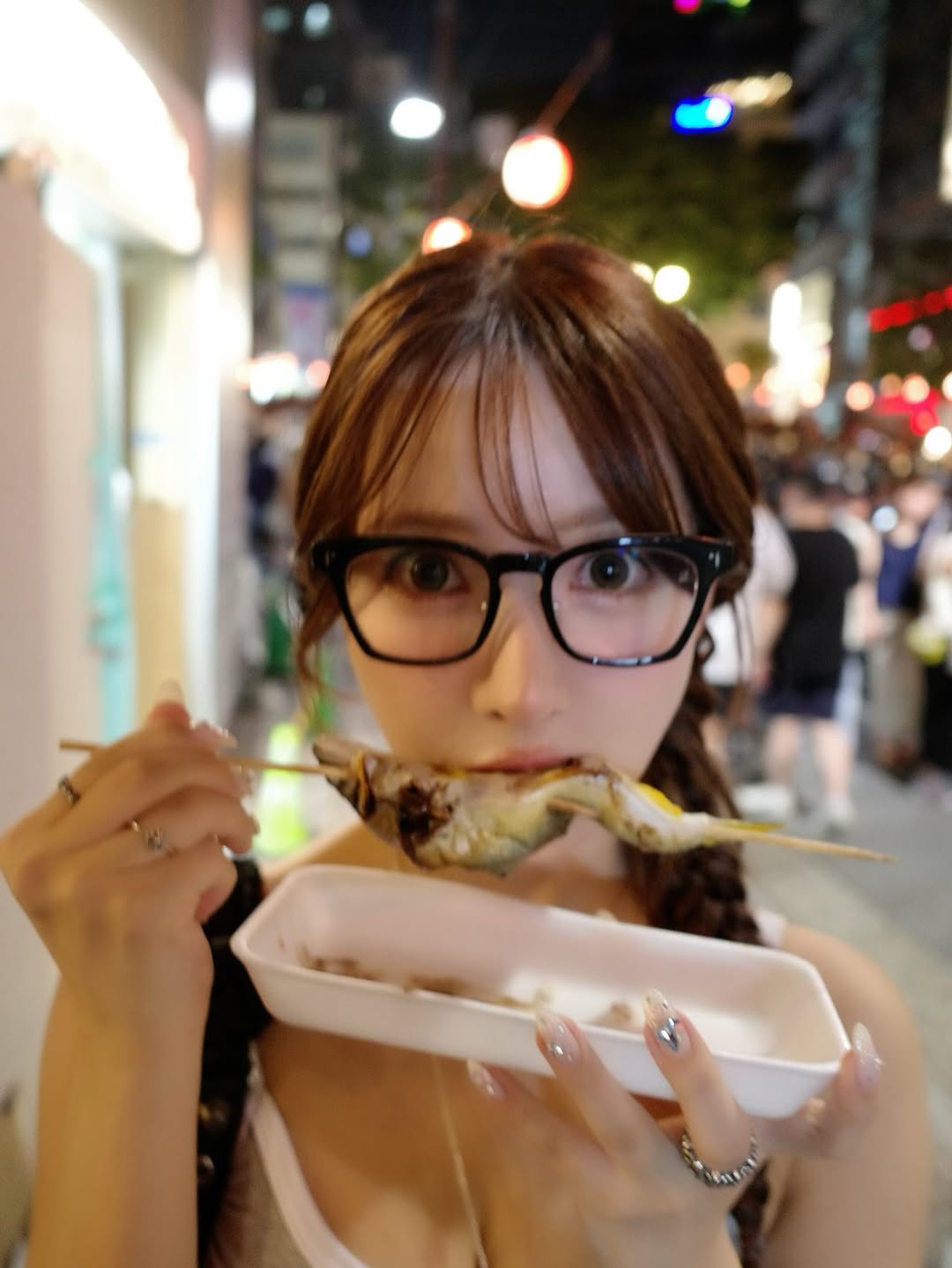 【正妹】三上悠亚夜市分享美食，不只简单的“吃播”或食物展示！