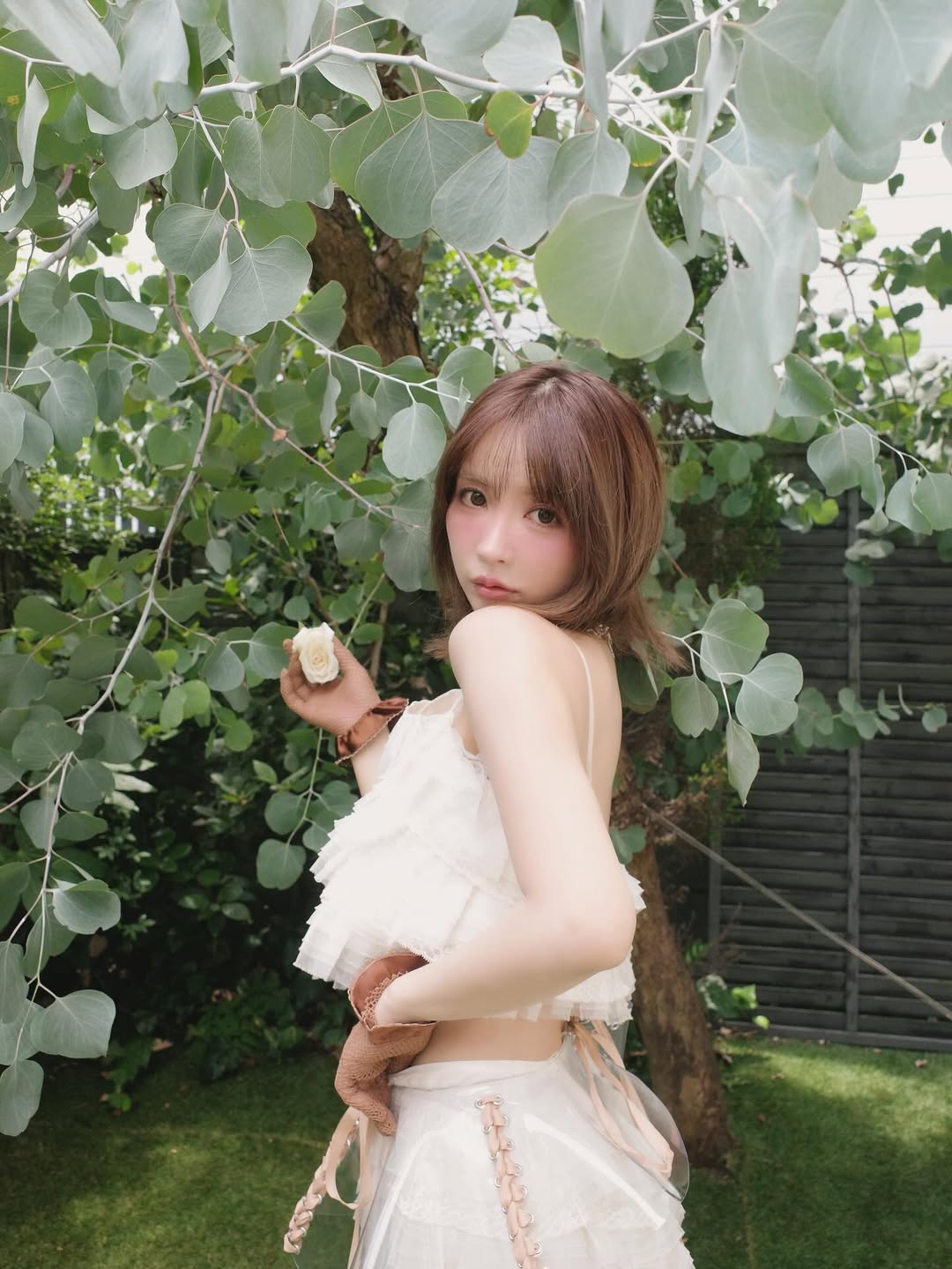 【正妹】三上悠亚花丛中写真，具有强烈的朦胧美感！