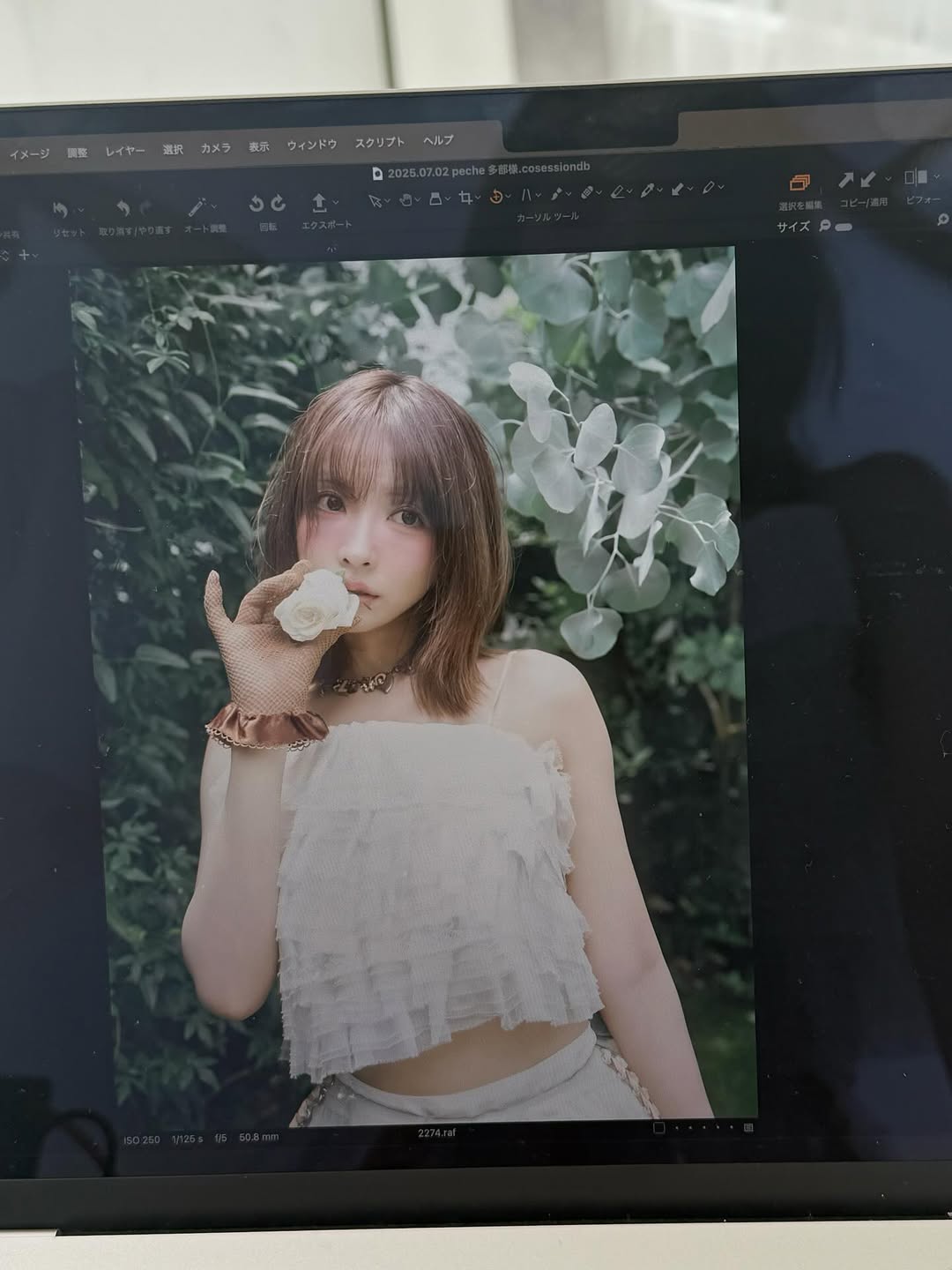 【正妹】三上悠亚花丛中写真，具有强烈的朦胧美感！