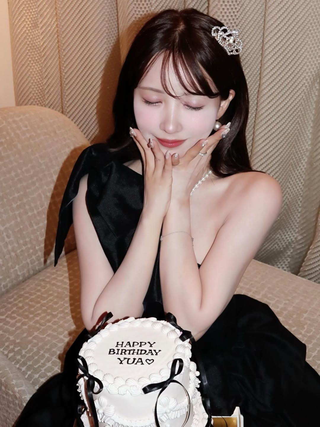 【正妹】三上悠亚生日黑抹胸连衣裙太美，她像一束温柔的光！