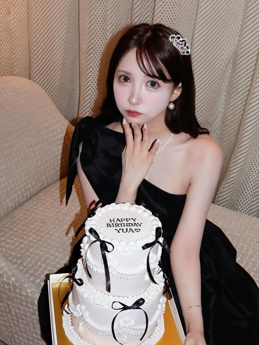 【正妹】三上悠亚生日黑抹胸连衣裙太美，她像一束温柔的光！
