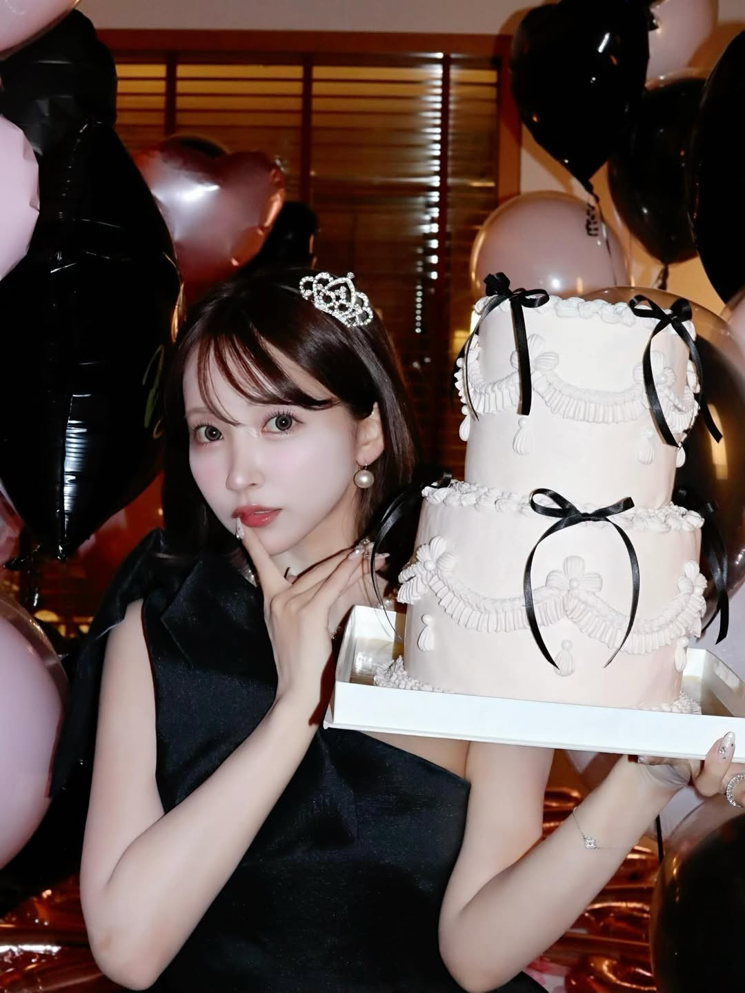 【正妹】三上悠亚生日黑抹胸连衣裙太美，她像一束温柔的光！